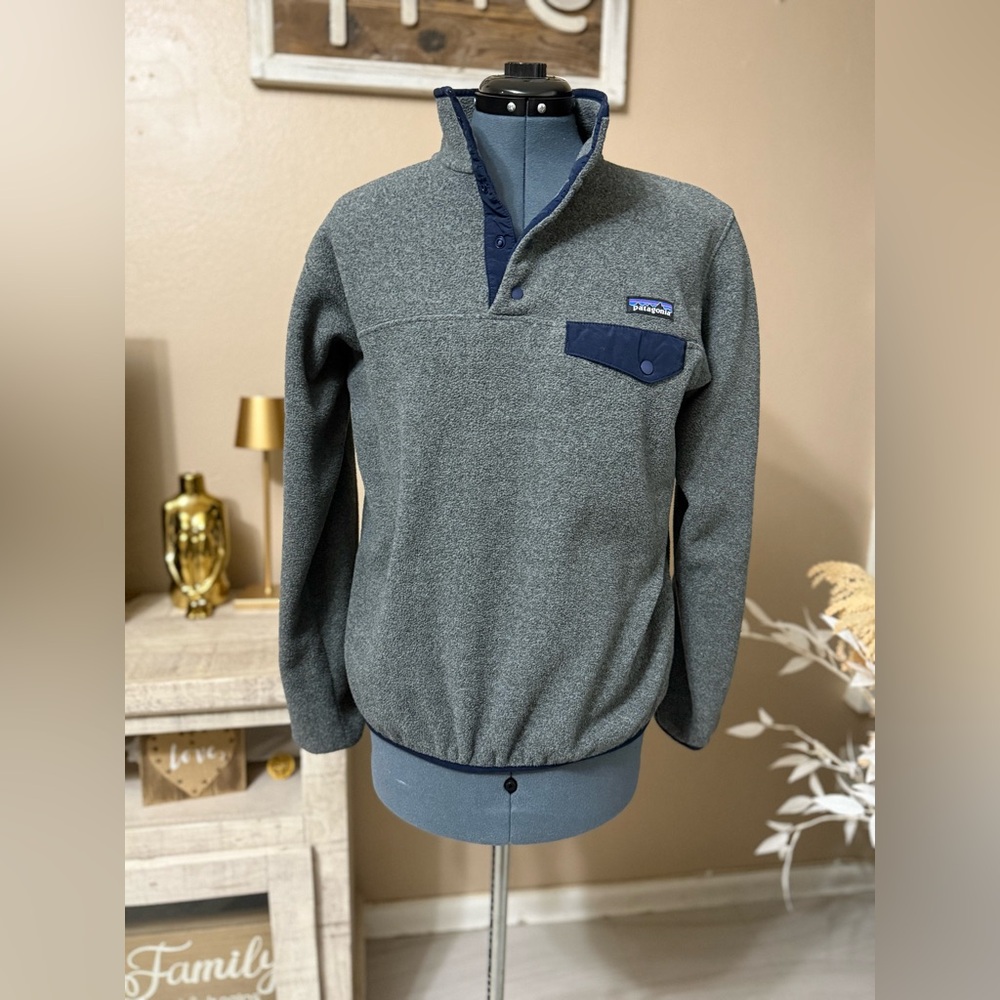 Patagonia Women's Heathered Gray and Navy Zip Sweater